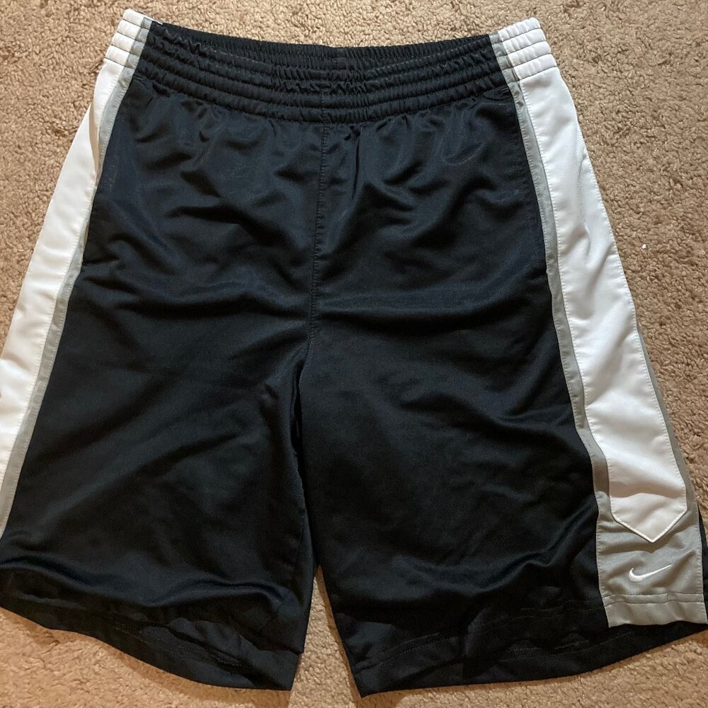 vintage Nike Dazzle Shorts black, size Medium 90s pockets